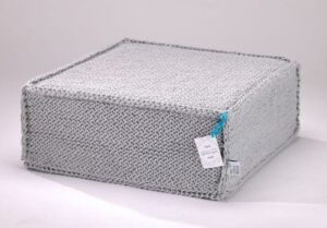 Puf do siedzenia Soft Flat grey – wygodny, elastyczny, ręcznie robiony, szary, 60x60x20 cm, bawełna