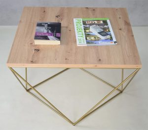 Druciany stolik kawowy dąb artisan+ złoty – Mokita 3X, nowoczesny design, kwadratowy kształt, trwałe materiały