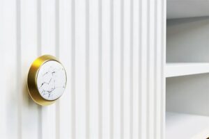 Biała szafka rtv z lamelami na froncie B9-W82 – elegancki design, biały mat, 55 cm wysokości