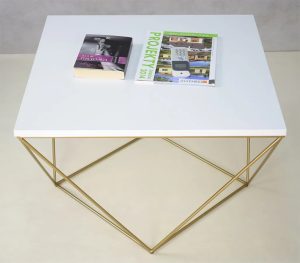 Kwadratowy stolik kawowy Mokita 3X – elegancki design, biały blat, złoty stelaż