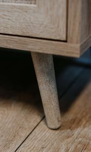 Komoda z drzwiami dąb sonoma mat 101 cm Bali – nowoczesny design, funkcjonalność, naturalny materiał