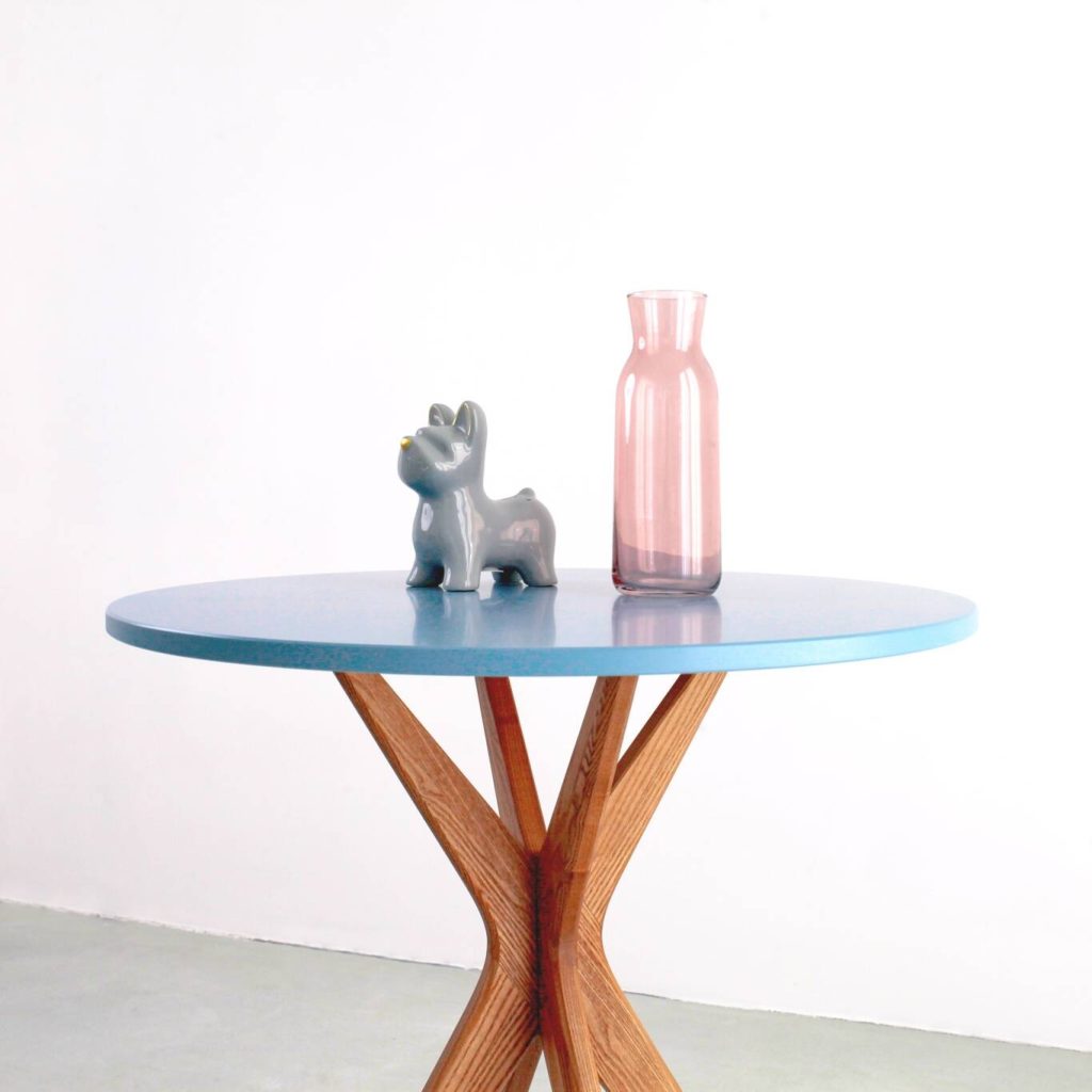 Mały Okrągły Stół JUBI śr. 70cm Dąb Biały – elegancki design, idealny do niewielkich przestrzeni