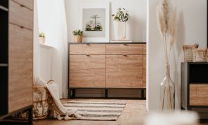 Komoda wysoka z szufladami i drzwiami antracyt / dekor bambus mat 175 cm Sumatra – funkcjonalność, nowoczesny design, wysoka jakość