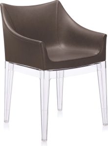 Fotel Madame brązowy z przezroczystymi nogami – elegancki design, komfort, nowoczesny styl