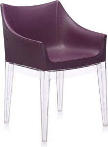 Fotel Madame śliwkowy z przezroczystymi nogami – elegancki design, wygoda, nowoczesny styl
