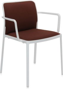 Krzesło Audrey Soft brązowe z podłokietnikami biała rama – elegancki design, komfortowe siedzenie, nowoczesne materiały