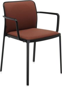 Krzesło Audrey Soft brązowe z podłokietnikami rama czarna – wygodne, eleganckie, nowoczesne