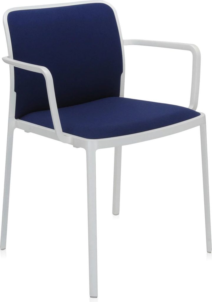 Krzesło Audrey Soft niebieskie z podłokietnikami biała rama – elegancki design, komfort użytkowania, nowoczesny styl