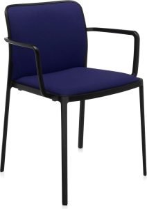 Krzesło Audrey Soft niebieskie z podłokietnikami rama czarna – nowoczesny design, wygodne siedzisko, elegancki kolor