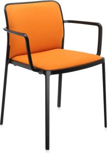 Krzesło Audrey Soft pomarańczowe z podłokietnikami rama czarna – nowoczesny design, komfortowe siedzisko, idealne do salonu