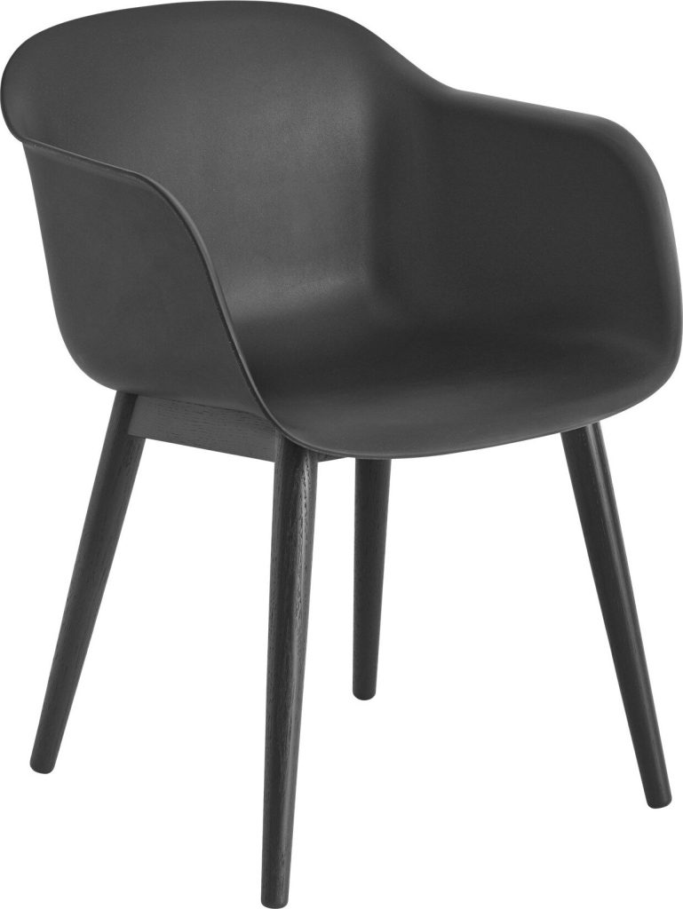 Fotel Fiber czarny na drewnianych nogach – ergonomiczny kształt, stylowy design, komfort