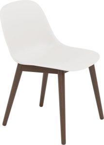 Krzesło Fiber białe na ciemnych drewnianych nogach – nowoczesny design, trwały materiał, uniwersalne zastosowanie