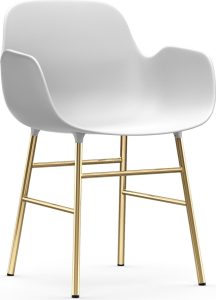 Fotel Form biały na mosiężnych nogach – elegancki design, komfortowy, nowoczesny styl