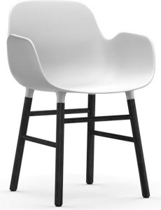 Fotel Form biały z czarną dębową ramą – nowoczesny design, wygodne siedzisko, elegancka kolorystyka