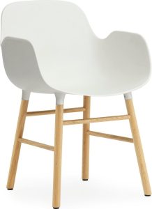 Fotel Form biały z dębową ramą – nowoczesny design, wygodne siedzisko, trwałe materiały