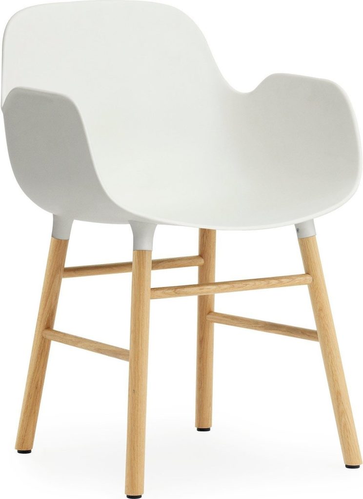 Fotel Form biały z dębową ramą – nowoczesny design, wygodne siedzisko, trwałe materiały