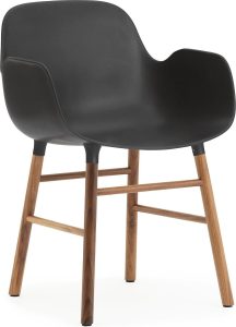 Fotel Form czarny z orzechową ramą – elegancki design, wygodna konstrukcja, idealny do salonu