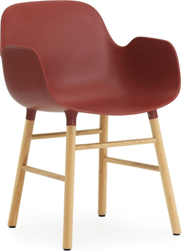 Fotel Form czerwony z dębową ramą – nowoczesny design, wygodny, solidny materiał