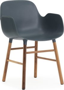 Fotel Form niebieski z orzechową ramą – nowoczesny design, wygoda, materiał tapicerski