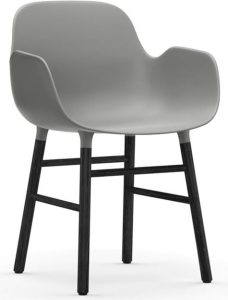 Fotel Form szary z czarną dębową ramą – nowoczesny design, wygoda, elegancki wygląd