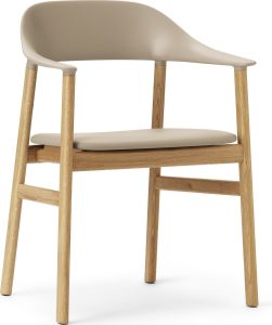 Krzesło z podłokietnikami Herit jasny dąb siedzisko skórzane piaskowe – elegancka forma, komfortowe siedzenie, trwałe materiały