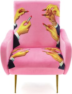 Fotel z wysokim oparciem Seletti Wears Toiletpaper Lipsticks Pink – designerski styl, wygodne użytkowanie, kolor różowy