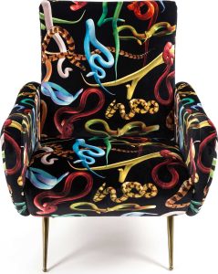 Fotel z wysokim oparciem Seletti Wears Toiletpaper Snakes – unikalny design, wygodne siedzenie, kolorowy motyw
