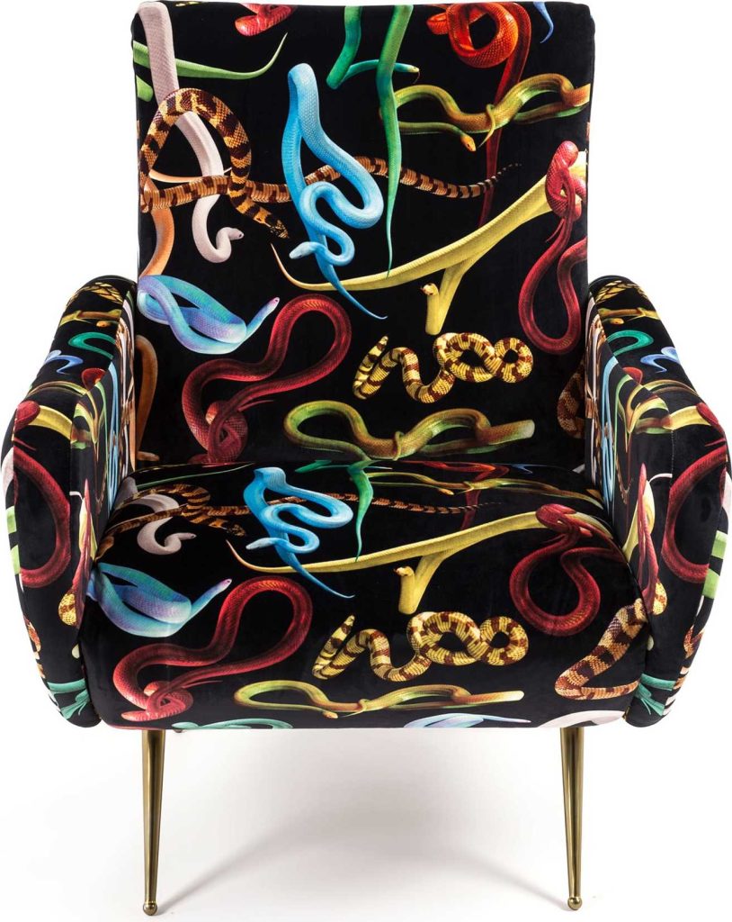 Fotel z wysokim oparciem Seletti Wears Toiletpaper Snakes – unikalny design, wygodne siedzenie, kolorowy motyw