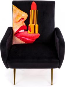 Fotel z wysokim oparciem Seletti Wears Toiletpaper Tongue – unikalny design, komfortowe siedzenie, kolorowy