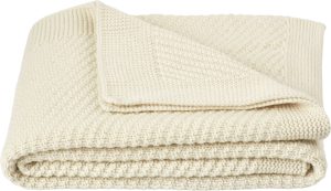 Narzuta Soft 130 x 170 cm biała – miękka tkanina, elegancki design, uniwersalne zastosowanie