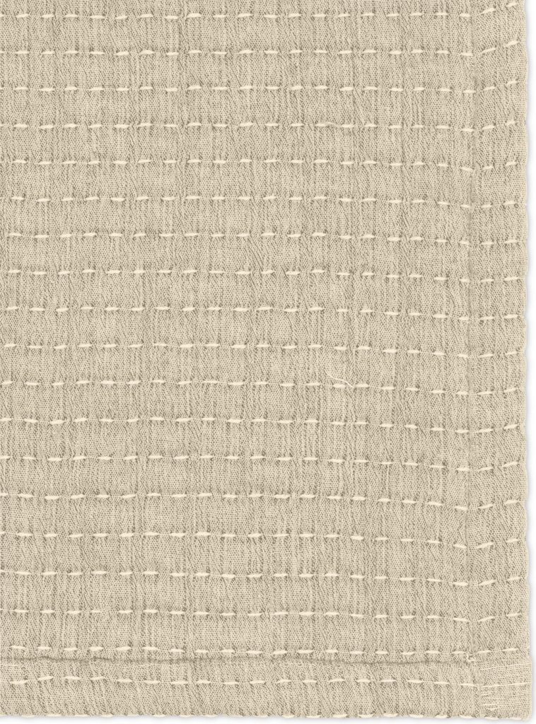 Narzuta Daze piaskowa – elegancki design, uniwersalny kolor, wysoka jakość materiału