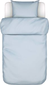Pościel Tove 140 x 220 cm jasnoniebieska z poszewką na poduszkę 60 x 70 cm – elegancki design, komfortowy materiał, idealna do sypialni