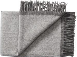 Narzuta Alrø 140 x 240 cm szara – elegancki styl, uniwersalny kolor, doskonała jakość