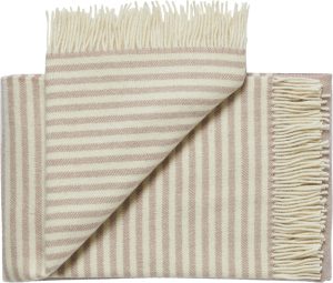 Narzuta Bogø 140 x 240 cm jasnoróżowa – elegancki design, idealna do sypialni, miękki materiał