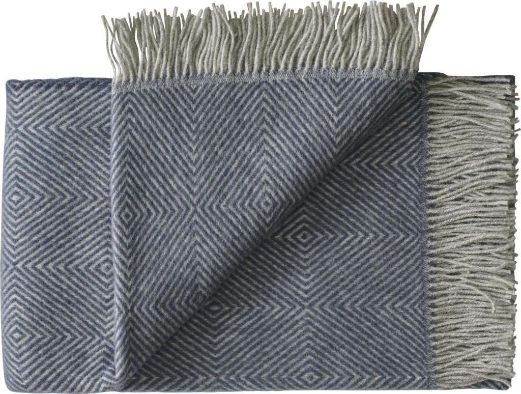 Narzuta Livø 140 x 240 cm niebieska – elegancki design, uniwersalny kolor, doskonała jakość