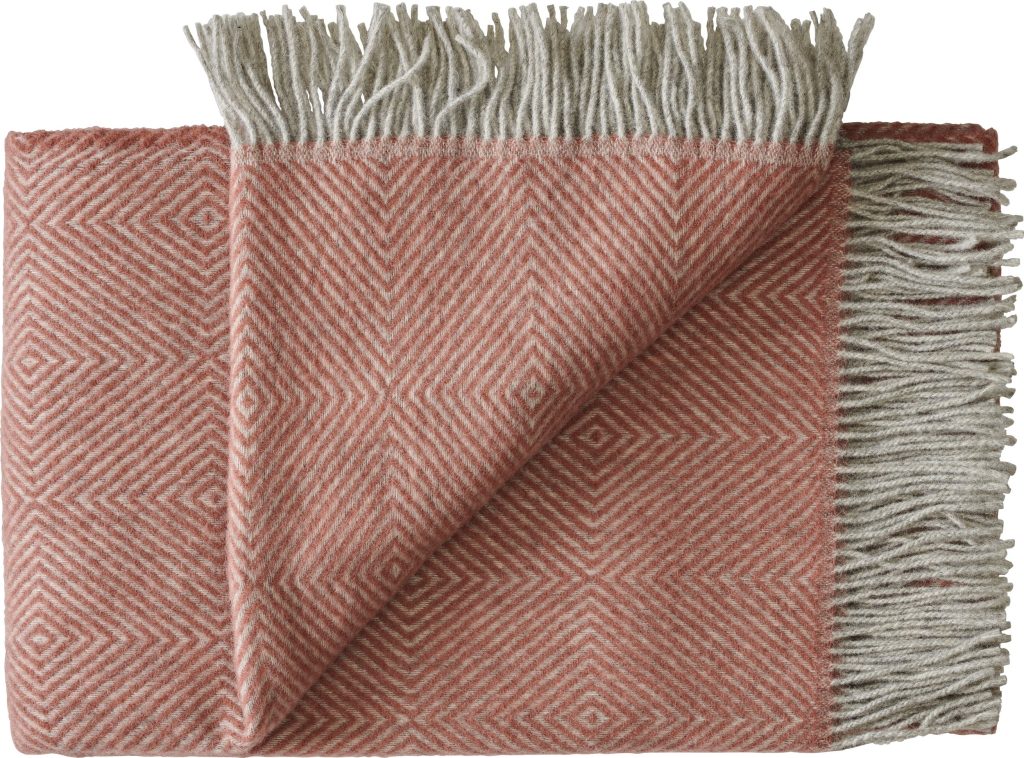 Narzuta Livø 140 x 240 cm zgaszony róż – elegancki design, przyjemny materiał, idealna na łóżko