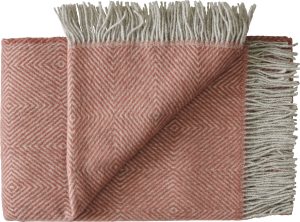 Narzuta Livø 140 x 240 cm zgaszony róż – elegancki design, przyjemny materiał, idealna na łóżko