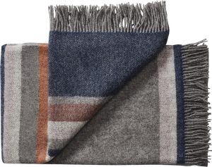 Narzuta Lyø 140 x 240 cm niebieska – elegancka, stylowa, doskonała do sypialni
