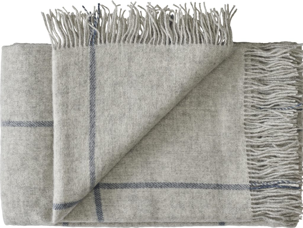 Narzuta Mandø 140 x 240 cm jasnoszara – elegancki dodatek, uniwersalny kolor, odpowiednia do różnych stylów