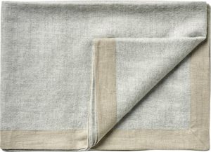 Narzuta Mendoza 130 x 180 cm jasnoszara – elegancki design, uniwersalny kolor, idealna do sypialni