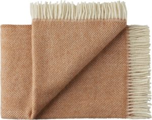Narzuta Rømø 140 x 240 cm brzoskwiniowa – elegancki design, miękki materiał, idealna do sypialni