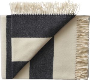 Narzuta The Sweater 130 x 190 cm czarna – elegancki dodatek, uniwersalny kolor, komfortowy materiał