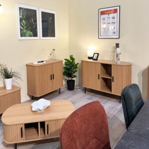 Komoda owalna z drzwiami dąb / trawertyn mat 120 cm Fabia – elegancki design, funkcjonalność, naturalne materiały
