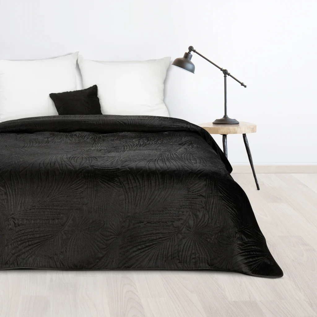 Narzuta welwetowa czarna 170×210 cm pikowana metodą hot press we wzór liści palmy LUIZ Design 91