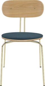 Krzesło Curious niebieskie z tapicerowanym siedziskiem na mosiężnych nogach – stylowy design, komfort, elegancki kolor