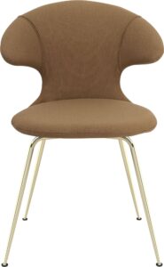 Krzesło Time Flies karmelowe na mosiężnych nogach – elegancki design, komfortowe siedzisko, wysokiej jakości materiały