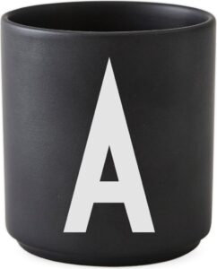 Kubek porcelanowy AJ czarny litera A – elegancki design, solidna porcelana, pojemność 300 ml