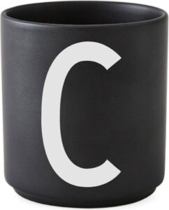 Kubek porcelanowy AJ czarny litera C – elegancki design, porcelana, idealny na prezent