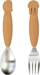 Sztućce dziecięce Sea Yummy musztardowe 2 el. – ergonomiczne, bezpieczne, kolorowe