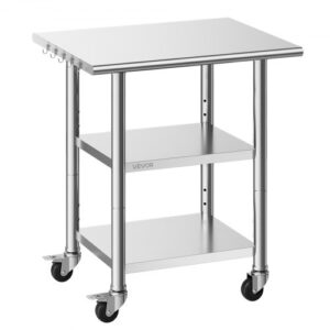 Stół roboczy VEVOR Gasto 762 x 610 x 864 mm, wykonany ze stali nierdzewnej, z 3 poziomami, kółkami i półkami o regulowanej wysokości. Nośność: górna półka 227 kg i 2 dolne półki po 191 kg każda. Stół do przygotowywania potraw dla restauracji.